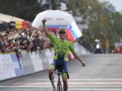Ciclistul Tadej Pogačar, campion mondial în cursa pe șosea - Foto: Profimedia Images