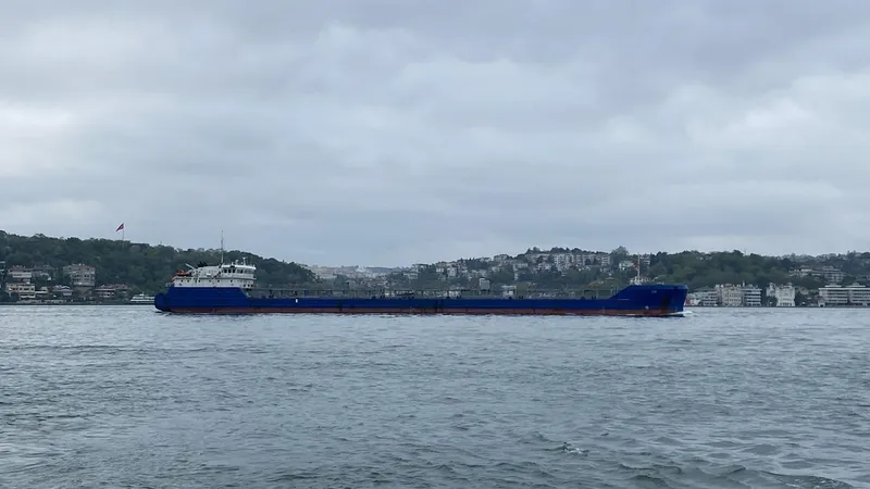 Petrolier rusesc, lovit de drone ucrainene în Strâmtoarea Kerci - Foto: marinetraffic.com