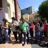 Coadă la una dintre secțiile de vot din București. FOTO: Inquam Photos / George Călin