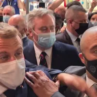 Emmanuel Macron, atacat cu ouă la un eveniment. / Foto: lyonmag.com