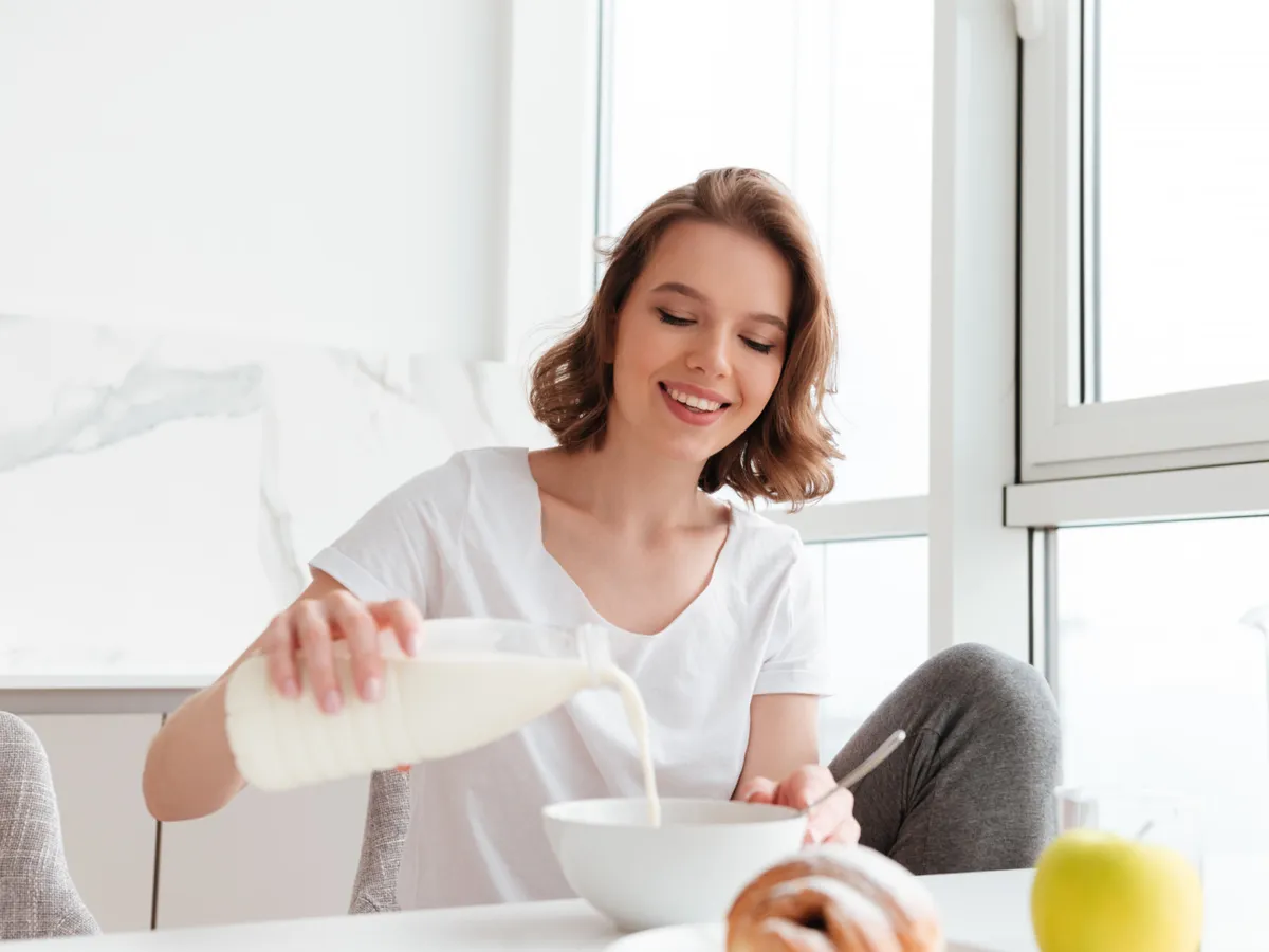 Motivul pentru care nu trebuie să auncați laptele alterat din frigider. Cum să îl folosești la plante