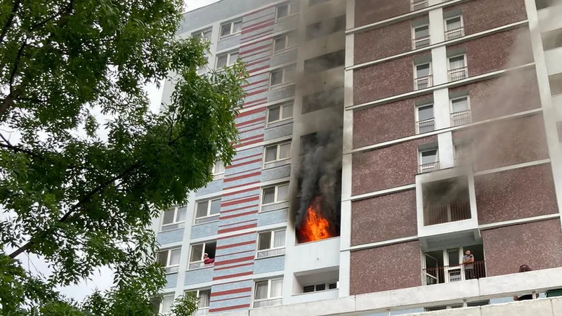 Un hotel de 2* din Băile Felix, în flăcări. Aproape 600 de turiști evacuați, 14 victime - Foto: ISU Bihor