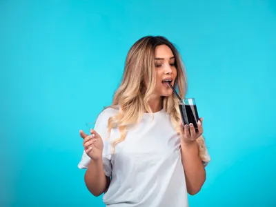 Femeie bea suc - Foto: Freepik