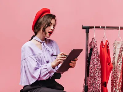 Femeie care se uită pe Shein - Foto: Freepik (Imagine cu rol ilustrativ)