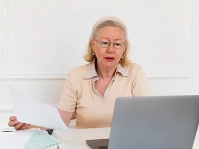 Pensionară la pensie - Foto: Freepik