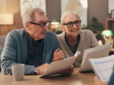 Pensionari aflând vești despre pensie - Foto: Freepik