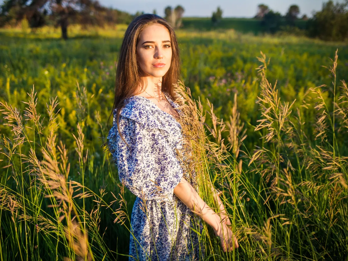 Femeie în lan - Foto: Freepik