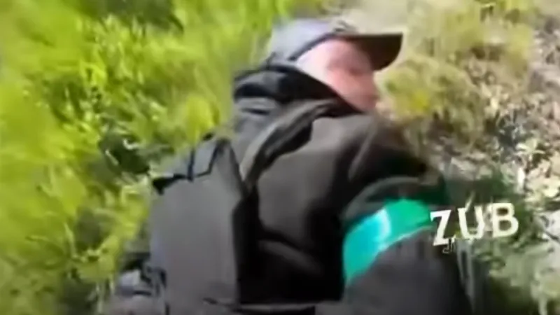 VIDEO Polițist corupt care cerea șpagă șoferilor din Harkov, pus la pământ de soldații ucraineni/FOTO: Captura video