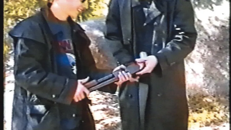 DRAMA CONTINUĂ Atacul armat de la Liceul Columbine, din 1999, a fost primul care a șocat America. Aici, cei doi adolescenți care au ucis 13 persoane, filmându-se când se antrenează