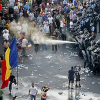 Jandarmii au dat cu gaze din plin în Piața Victoriei/FOTO: Inquam Photos/Adriana Neagoe