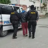 Polițiștii de la rutieră, atacați cu pietre când încătușau un tânăr Foto: Digi24