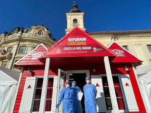 Căsuţa lui Moş Crăciun din Piaţa Mare din Sibiu, centru de vaccinare anti-COVID. / Foto: Primăria Sibiu, Facebook