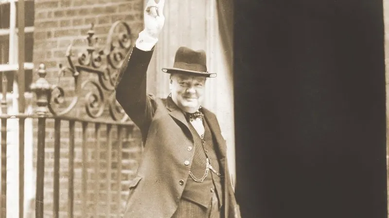 Winston Churchill arătând, în 1943, celebrul semn al victoriei