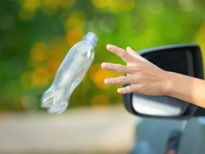 Amendă de 19.000 € și închisoare dacă arunci gunoi din mașină - Foto: Freepik (rol ilustrativ)