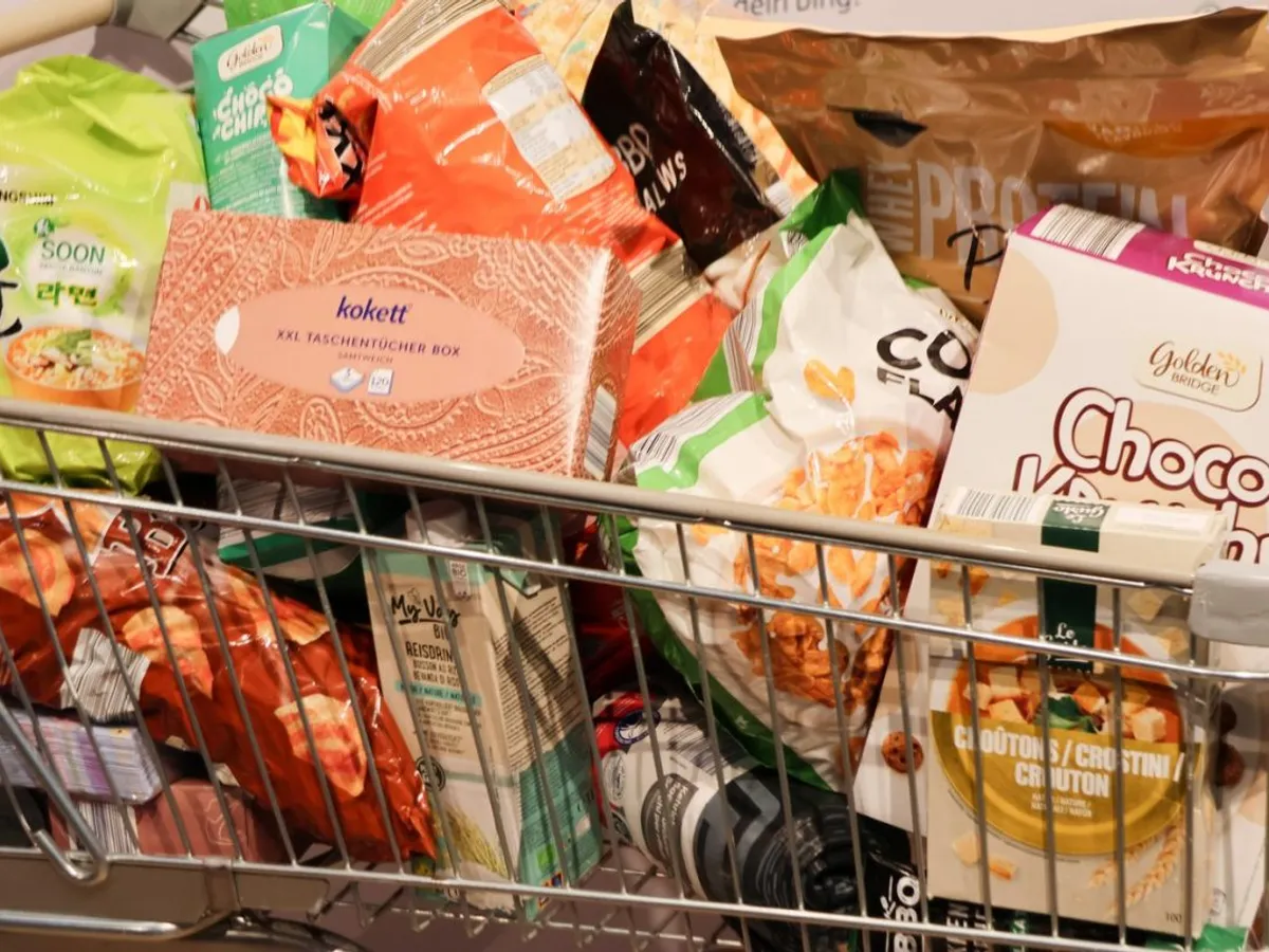 Coş de cumpărături în reţeaua Aldi, în Basel, Elveţia - Foto: Profimedia Images (Imagine cu caracter ilustrativ)