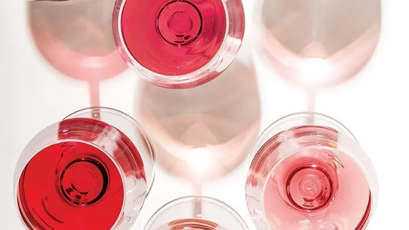 ROSÉ TOATĂ ZIUA Există un motiv pentru care această expresie a prins, mai ales vara, când popularitatea băuturii roz ajunge la cote maxime, punând în umbră alte delicii bahice de vreme caldaă