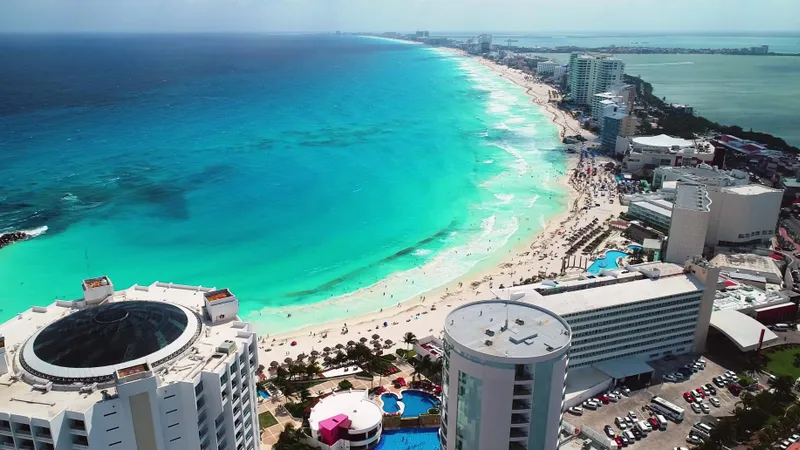 Plajele din Cancun, cea mai populară staţiune în rândul turiştilor străini, au fost luate cu asalt de "springbreakers", americani care profită de vacanţa de primăvară - Foto: Public Domain Pictures/ CC0 1.0 Universal (CC0 1.0)