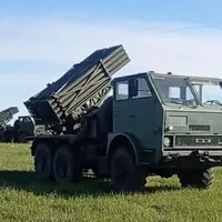 Lansatoare multiple de rachete românești MLRS APR-40 montate pe camioane DAC - Foto: captură video