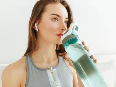 Apă gratuită pentru pasageri. Primele 10 stații de hidratare, instalate în aeroporturile din București - Foto: Freepik (Imagine cu rol ilustrativ)