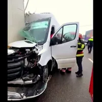 Un microbuz s-a înfipt în remorca unui TIR pe E 85. / Foto: captură video