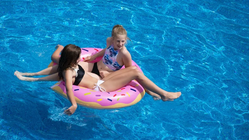 Vrei să te răcorești la piscină în București, intrarea costă și 210 lei. Cât cazarea la 3* în Grecia - Foto: pexels.com/Sebastian Voortman - Imagine cu rol ilustrativ