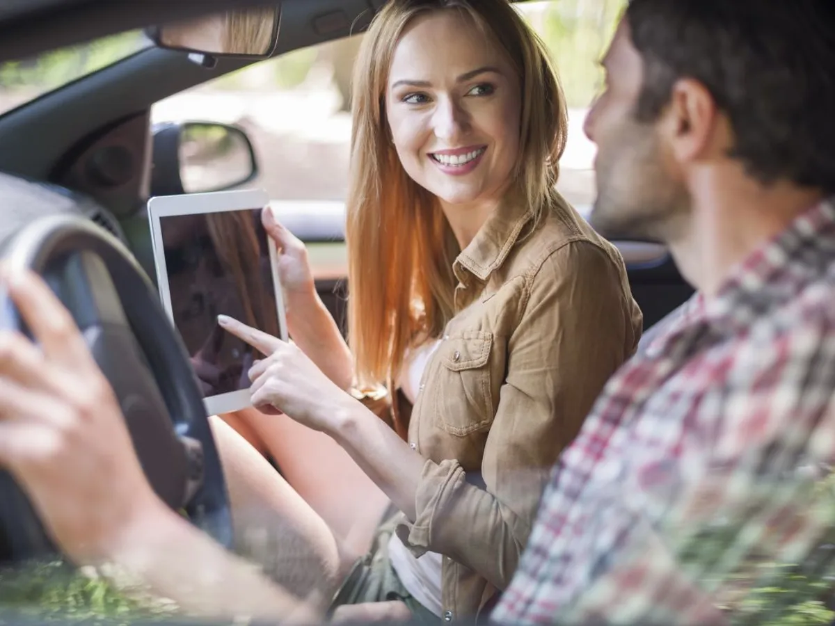 Tânără doamnă folosind servicii de ride-sharing - Foto: Freepik/gpointstudio