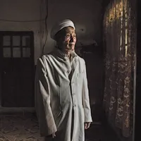 SĂRBĂTOAREA SACRIFICIULUI Un uigur stă în fața casei sale din Turpan, China, în timpul celebrării Eid-al-Adha, sărbătorită de musulmanii din întreaga lume