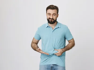 Bărbat cu burtă - Foto: Magnific.com (Imagine cu rol ilustrativ)