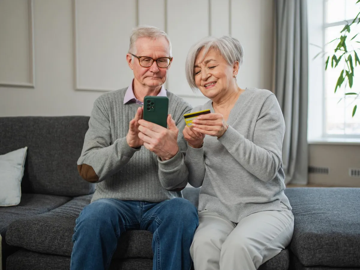 Casa de pensii a anunțat ora la care virează, azi, pensia pe card. Cine primește 2.700 lei în plus?