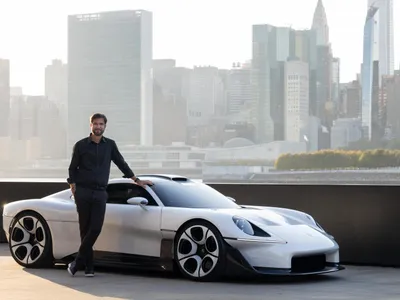 Porsche Mission S alături de designerul său, Tobias Sühlmann -  Foto: Porsche