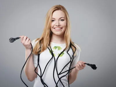 O femeie are cabluri electrice în mâini- Foto: Freepik (rol ilustrativ)