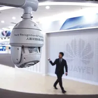 BANI ȘI INFORMAȚII Arestările au deschis un nou front în războiul rece dintre America și China. Este o luptă în care Huawei se află în centrul atenției