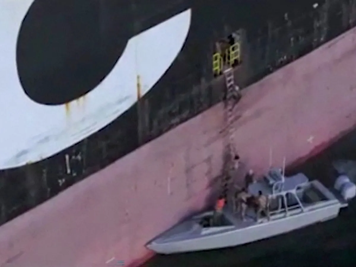 Iranul își etalează controlul asupra strâmtorii după eșecul negocierilor de pace. Confiscă nave de marfă