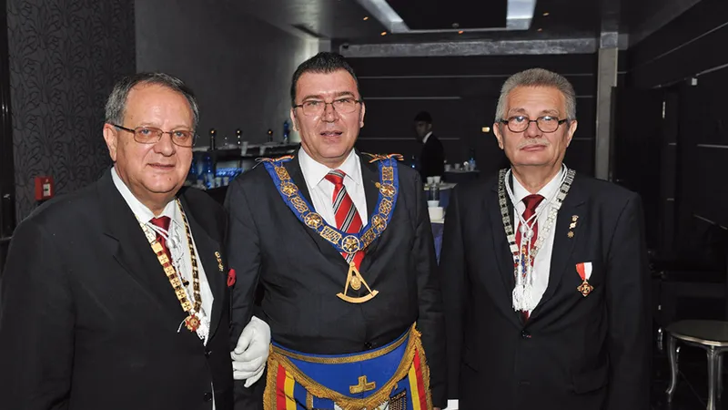 ZORZOANE. Șeful masoneriei românești, Radu Bălănescu (centru), la un eveniment al unor domni cu lanțuri aurii, șorțulețe și alte accesorii colorate