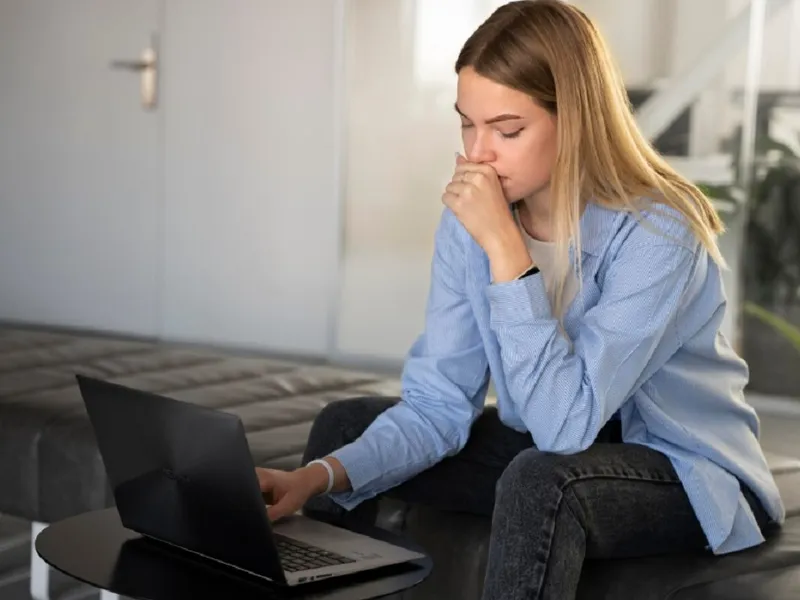 Oamenii sunt înșelați pe internet - Foto: Freepik (rol ilustrativ)