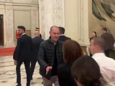 VIDEO Imagini revoltătoare. Ofițerul de presă de la Guvern împinge jurnaliștii care vor să-i adreseze întrebări premierului Bolojan