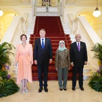 Klaus Iohannis a fost primit de preşedintele Republicii Singapore, Halimah Yacob, la Palatul Istana - FOTO: Twitter/ Klaus Iohannis