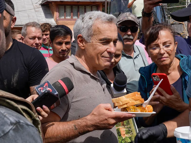Scandal la Broșteni. Fanii lui Georgescu și Simion au cerut mâncarea pompierilor și au făcut scandal - Foto: Inquam Photos / Saul Pop