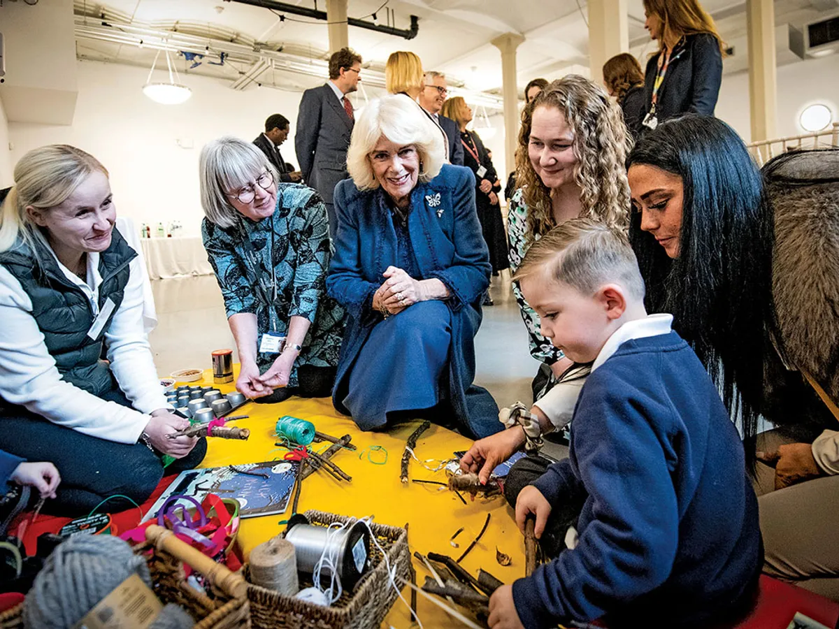 Camilla se alătură copiilor care lucrează la un proiect la Primăria din Middlesbrough în timpul unei sărbători pentru National Literacy Trust, al cărui patron este