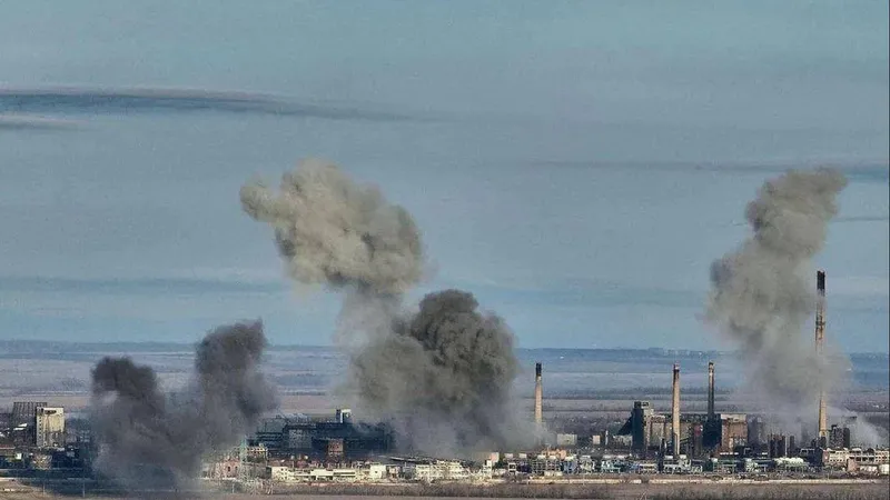 Iadul pe pământ în Avdivka. Ucrainenii rezistă încă sub 1.500 de atacuri de artilerie pe zi - Foto: front_ukrainian