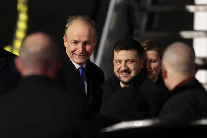 Premierul irlandez Michael Martin și președintele ucrainean Volodimir Zelenski la sosirea acestuia pe aeroportul din Dublin - Foto: Profimedia Images