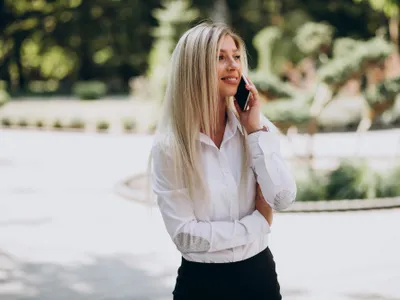 O tânără vorbește la teelfon - Foto: Freepik (rol ilustrativ)