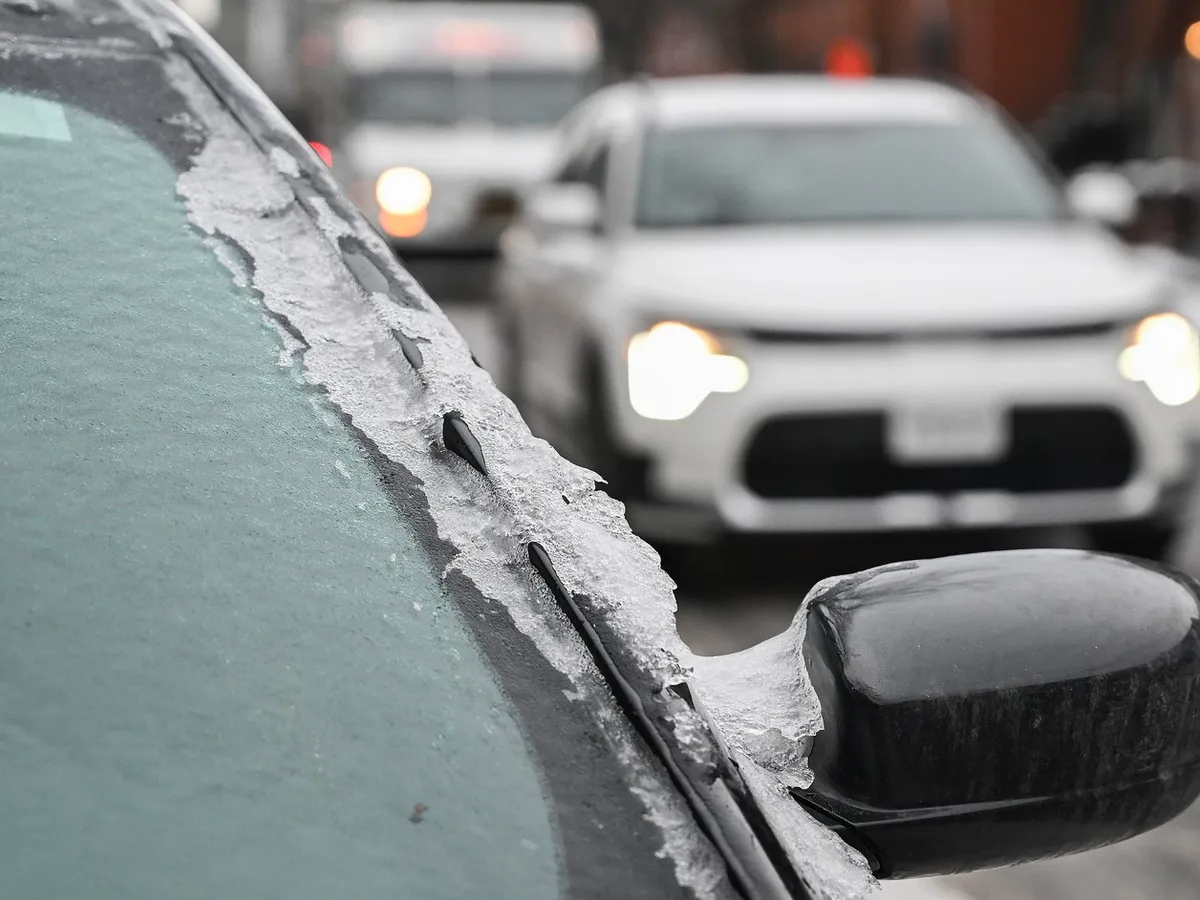 Ploaie îngheţată în zone din Oltenia; fenomen deosebit de periculos pentru trafic