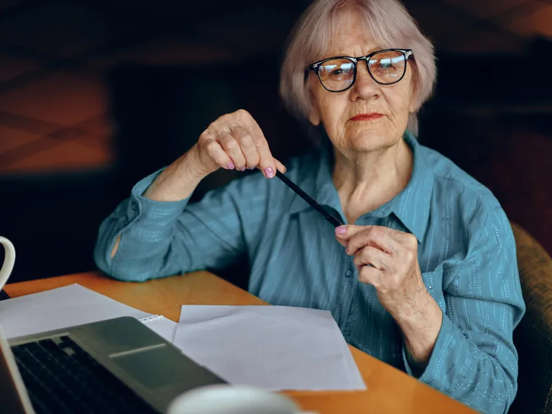 Pensionară căutând vești despre pensiile private - Foto: Freepik