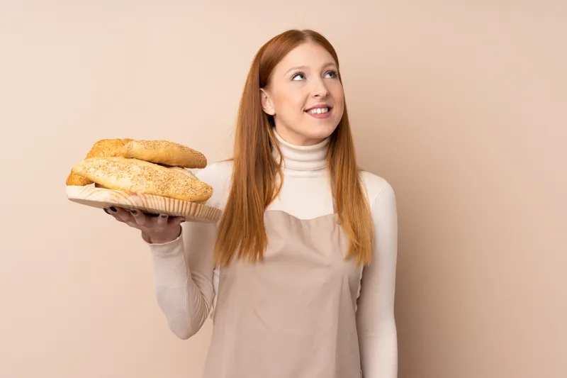 Femeie care ține &icirc;n m&acirc;nă p&acirc;ini - Foto: Freepik (Imagine cu rol ilustrativ)