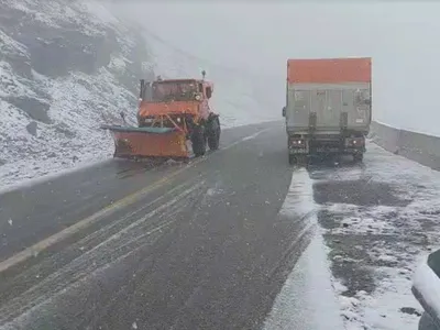 Drumarii curăță zăpada pe drum - Foto: Facebook/ Stiri dbonline.ro