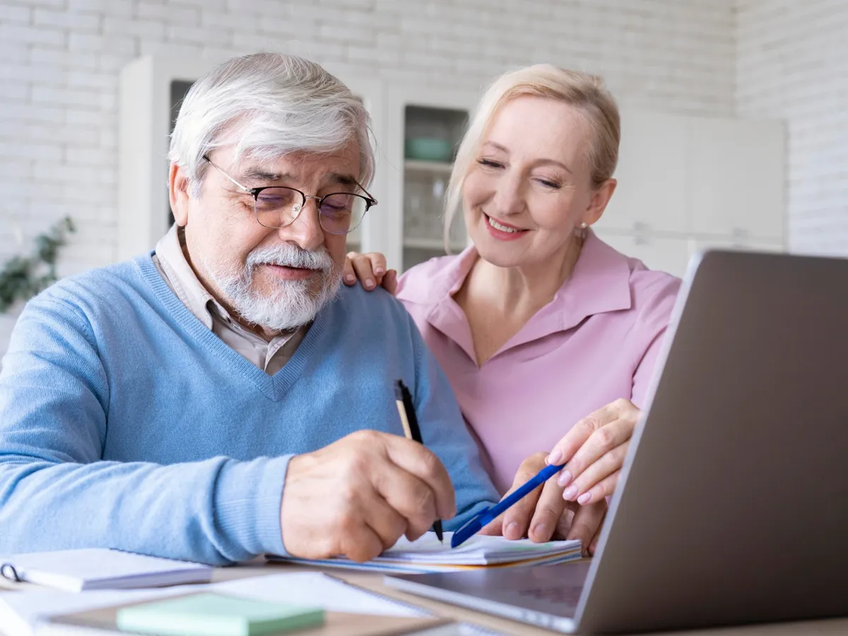Care pensionari nu iau ajutorul de 400 lei la pensie în aprilie, deși au pensie sub 2.540 lei? Foto: Freepik (fotografie cu caracter ilustrativ)
