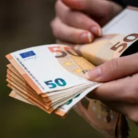 500 € ajutor pentru unii români din Germania. Ce condiții trebuie să îndeplinească? - Foto: Freepik.com (rol ilustrativ)