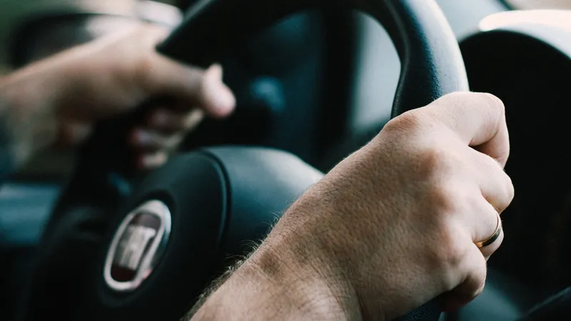 Cu ce viteză poți circula în intersecții? Șoferii care nu respectă legea riscă amenzi usturătoare Foto: Pexels (fotografie cu caracter ilustrativ)