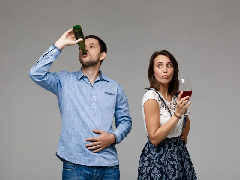 Tineri beau alcool. Risc de cancer - Foto: Freepik